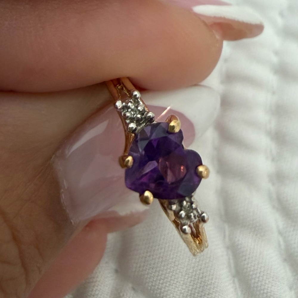 10k Gold Ring with heart amethyst Gemstone